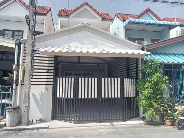 ทาวน์เฮ้าส์ทรงอิสระ 2 ชั้น รีโนเวทใหม่ พร้อมอยู่ #หมู่บ้านกิตติชัยวิลล่า3 ทำเลดีมาก หลังบ้านไม่ติดกับใคร  ถนนกว้าง
