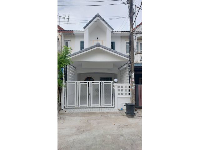 ทาวน์เฮาส์ 2 ชั้นแถมเฟอร์นิเจอร์มีระเบียงห้องนอนด้านหน้า รับลมดี #หมู่บ้านเคซี 3 พื้นชั้นบนและชั้นล่างปูกระเบื้องลายไม้