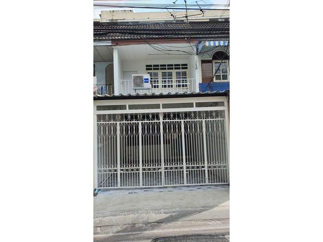 RH1134 ให้เช่าทาวน์โฮมกึ่งออฟฟิศ ติดถนน อุดมสุข42