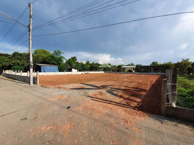 ขายที่ดินติดถนนเป็นรูปสี่เหลี่ยมสวยมากก200ตารางวา โซนสันทราย