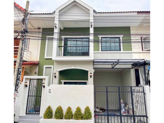 ทาวน์เฮาส์ 2 ชั้นด้านหน้ามีระเบียง หลังบ้านมีสวนพร้อมเหมาะนั่งพักผ่อน #หมู่บ้านบ้านแก้ววิลล่า-เพชรเกษม 48