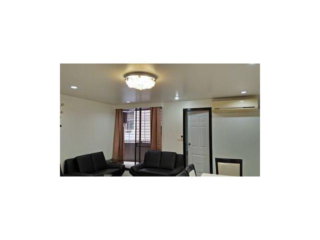 Nice condo 2 beds for rent Sukhumvit 15 special price now