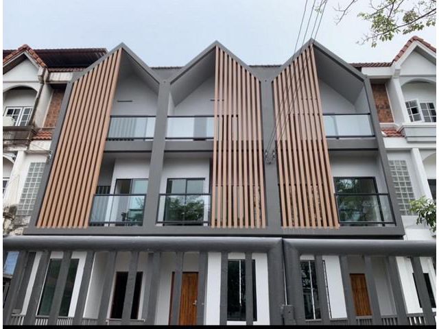 ทาวน์เฮ้าส์3ชั้น  รีโนเวทใหม่อยู่ ซอยอ่อนนุช 66