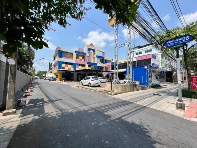 ขายที่ดินซอยลาดพร้าววังหิน 85 พร้อมถนนส่วนบุคคล ขนาด 3-1-22ตร.ว.