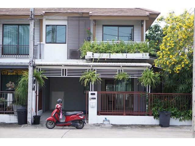 บ้านรีโนเวทใหม่ ตกเเต่งสวย มีบ่อน้ำ ศาลาข้างบ้าน