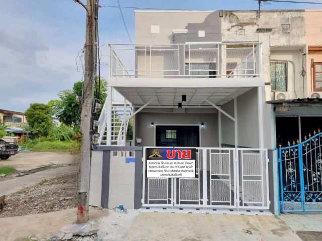 ทาวน์เฮ้าส์ 2 ชั้นซอยวัดลาดปลาดุก ใกล้คลองประปา #หมู่บ้านร่มเงาไม้ มีเทอเรสด้านหน้า มีบันไดด้านทางขึ้นด้านข้าง