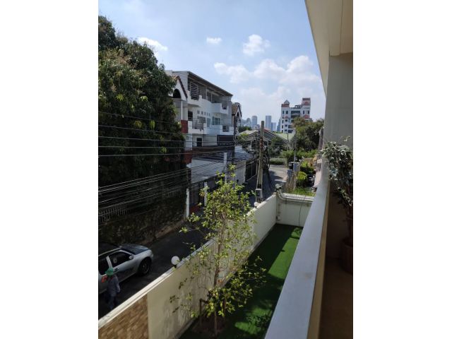 คอนโดหรูให้เช่า สองขนาด 100-200 ตรม. 2 ห้องนอนและ 2 ห้องน้ำ, จากุซซี่ ใกล้บิ๊กซีเอกมัย