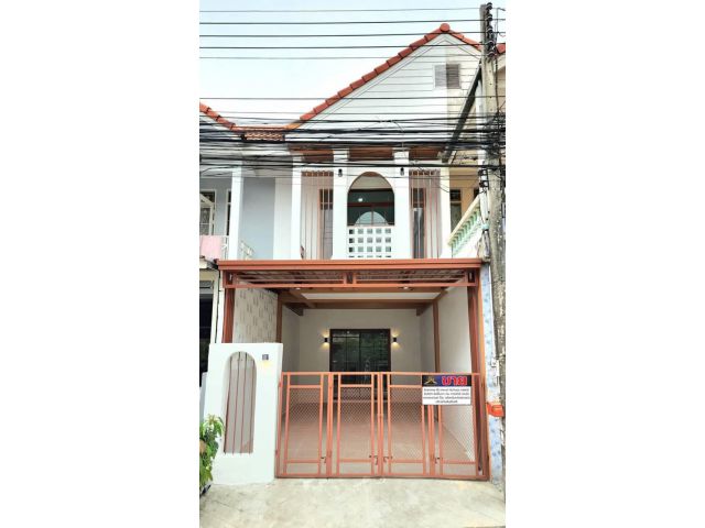ทาวน์เฮาส์ 2 ชั้น #หมู่บ้านไทยสมบูรณ์2 ตกแต่งใหม่ พร้อมเข้าอยู่ เน้นการตกแต่งลายไม้ ห้องนอนด้านหน้ามีระเบียง