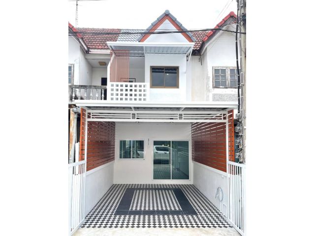 ทาวน์เฮ้าส์ 2 ชั้น #หมู่บ้านอินทราวิว นิมิตรใหม่11 สวยพร้อมอยู่ ระเบียงด้านหน้ากว้าง มีประตูเปิด-ปิดเปิดเข้า-ออก
