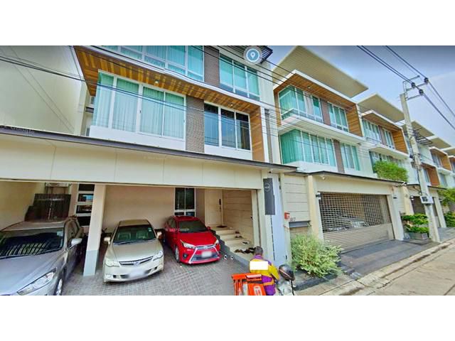 คฤหาสน์ BTSอารีย์-สะพานควาย Pool Villa 3 ชั้น