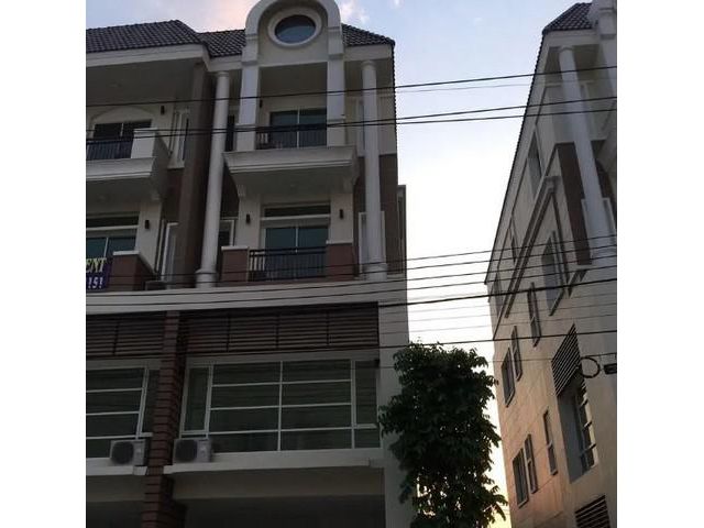 ให้เช่าทาวน์โฮมพรีเมี่ยมเพลส ซอยสุคนธสวัสดิ์ 38