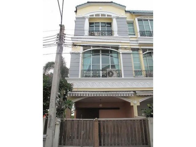 ให้เช่าทาวน์โฮม 3 ชั้น บ้านกลางเมือง พระราม 9