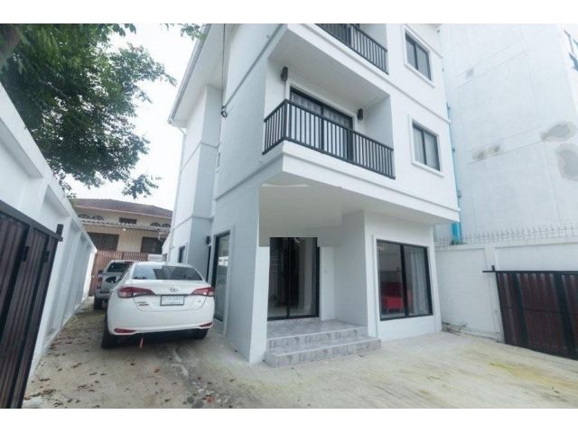 ให้เช่าบ้านเดี่ยว 3ชั้น ซอยสุขุมวิท 65