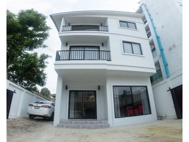 HR1742 ให้เช่าบ้านเดี่ยว 3ชั้น ซอยสุขุมวิท 65 พื้นที่ใช้สอย200ตรม. จอดรถได้ 4-5 คัน