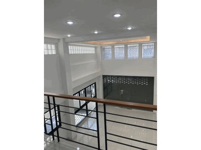 ให้เช่าอาคารพาณิชย์ 4 ชั้น ริมถนนอ่อนนุช ใกล้สี่แยกศรีนุช