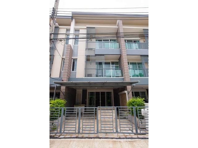 PP77 ขายทาวน์โฮม ทาวน์ อเวนิว ศรีนครินทร์ Town Avenue Srinagarindra ซอย อ่อนนุช 68 ใกล้ BTS อ่อนนุช และ Airport link หัว