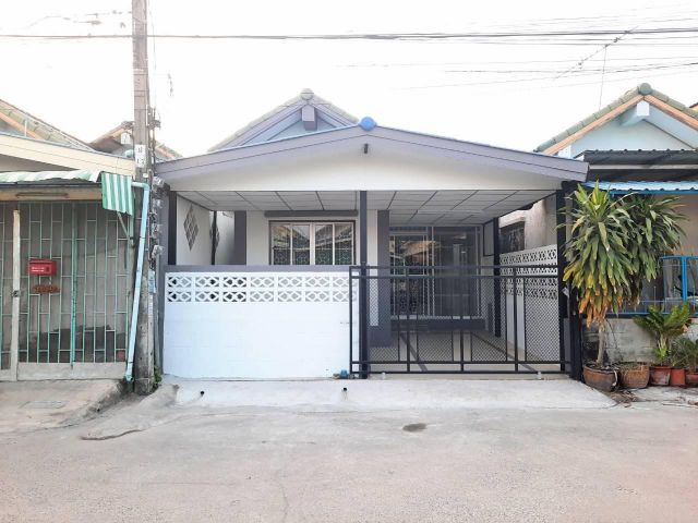 บ้านชั้นเดียว #หมู่บ้านอมรทรัพย์ ต่อเติมที่จอดรถหน้าบ้านเต็มพื้นที่ ต่อเติมห้องครัวพร้อมเคาเตอร์ + ซิงค์ล้างจาน พร้อมอยู