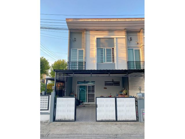 ทาวน์โฮม 2 ชั้นหลังมุม #หมู่บ้านคาซ่าซิตี้ วัชรพล - เพิ่มสิน ด้านหน้าต่อเติมหลังคาโรงจอดรถ ติดตั้งมุ้งลวด + เหล็กดัด
