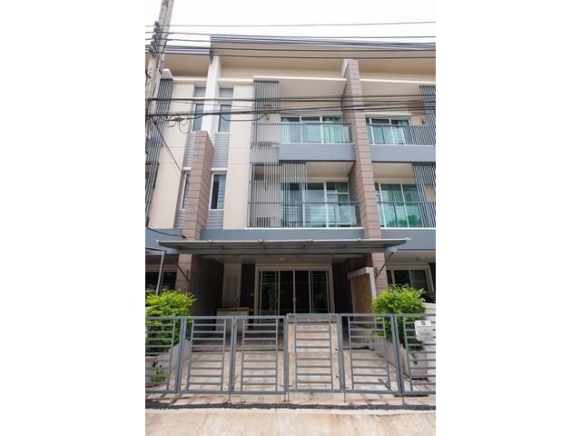 HS0636 ขายทาวน์โฮม3ชั้น ซอย อ่อนนุช 68 ทาวน์ อเวนิว ศรีนครินทร์ 3 ห้องนอน 4 ห้องน้ำ