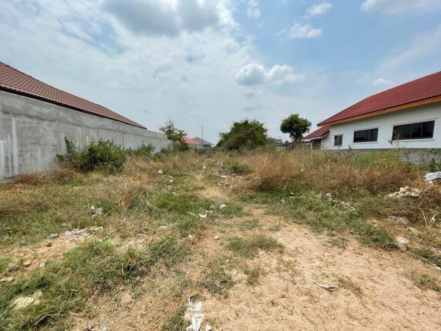 ที่ดินเปล่า 137 ตร.ว เหมาะกับการสร้างบ้าน  อยู่ในหมู่บ้านธาราริน ซอยดอนแค 11 ต.ขามใหญ่ อ.เมือง จ.อุบลราชธานี เจ้าของขายเอง