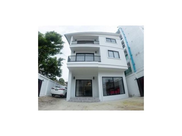 ให้เช่าบ้าน 3 ชั้น ซอยสุขุมวิท 65