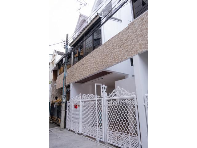 ทาวน์เฮ้าส์ 3 ชั้น ซอยสุขุมวิท 44/2 ใกล้ BTS พระโขนงเพียง 500 เมตร เหมาะทำโฮมออฟฟิศ