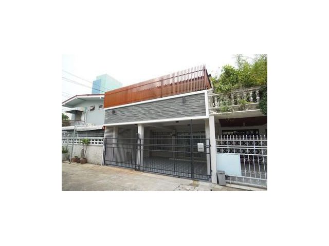 ให้เช่าทาวน์เฮ้าส์ 3 ชั้น 35 ตร.วา พร้อมเฟอร์นิเจอร์ หมู่บ้านอยู่เจริญ ซอยรัชดาภิเษก 3 ดินแดง ใกล้ MRT รัชดาภิเษก ADN610