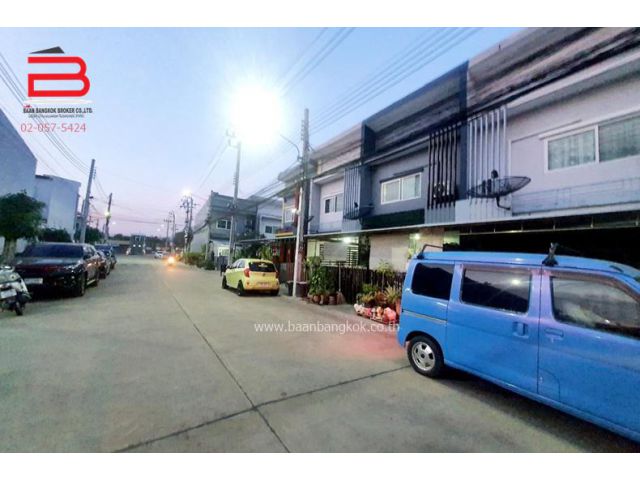 ทาวน์เฮาส์ หลังมุม ดิ เอ็กซ์คูลซีฟ แจ้งวัฒนะ-ติวานนท์ เนื้อที่ 18.8 ตรว. ถนนปากเกร็ด อ.ปากเกร็ด จ.นนทบุรี