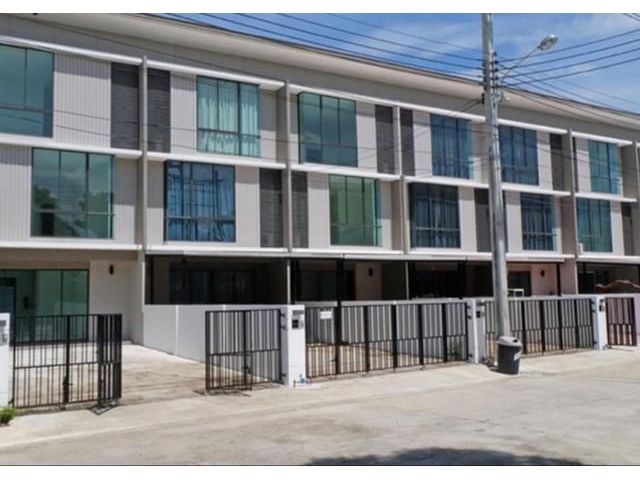 ให้เช่าทาวน์โฮม 3 ชั้น 3 ห้องนอน เสรีไทย 81