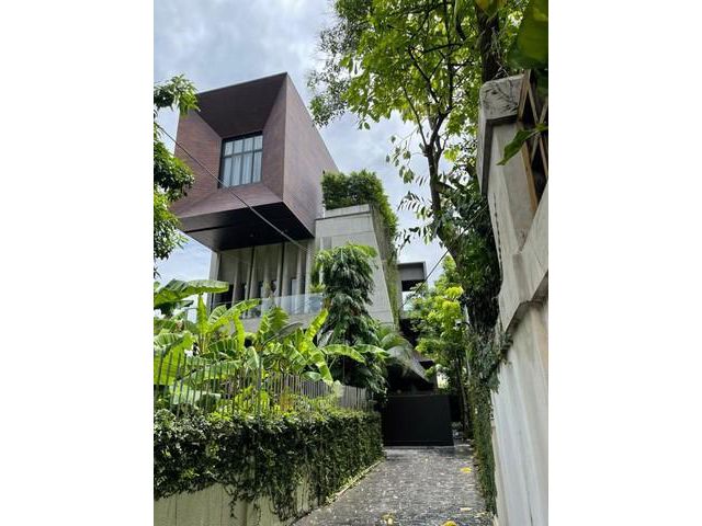 บ้านเดี่ยว 3ชั้น สไตล์โมเดิร์น ถนนสุขุมวิท เอกมัย