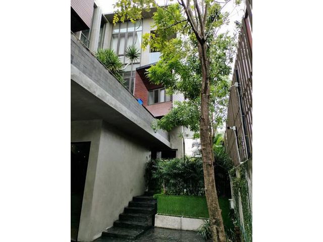 ขายบ้านเดี่ยวสระว่ายน้ำส่วนตัว สุขุมวิท เอกมัย