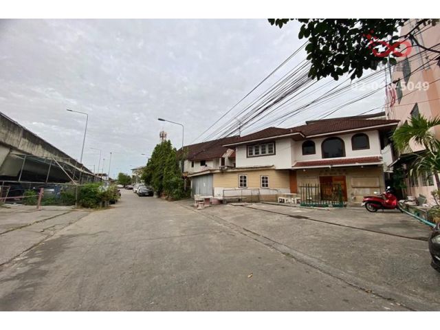 ขายที่ดินพร้อมบ้าน 2 หลัง และห้องเช่า 3 ชั้น  เนื้อที่ 136 ตารางวา ซอยประดิพัทธ์5