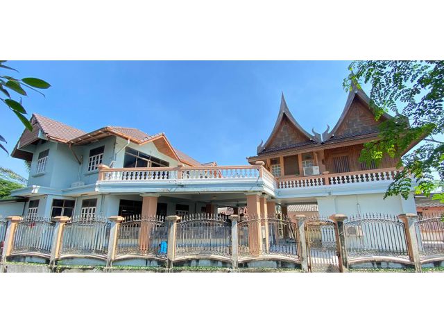 ขายบ้าน พื้นที่ 104 ตรว. สร้างบ้าน 2หลัง เกือบเต็มพื้นที่ เขตคันนายาว กรุงเทพ สนใจโทร 089 961 5655