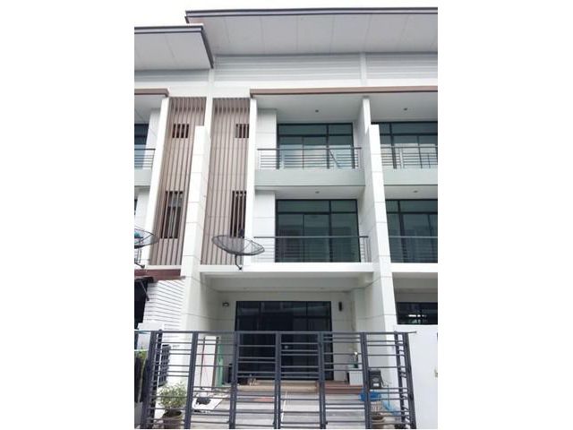 ขายทาวน์เฮ้าส์ 3 ชั้น  โครงการ  เลอตัน ทาวน์