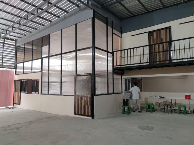 #ให้เช่าโกดังเอนกประสงค์ถนนรัชดา ใกล้ MRT พระราม9  ออฟฟิศพร้อมแอร์ 8ตัว   :พื้นที่โกดังรวมชั้นล่าง