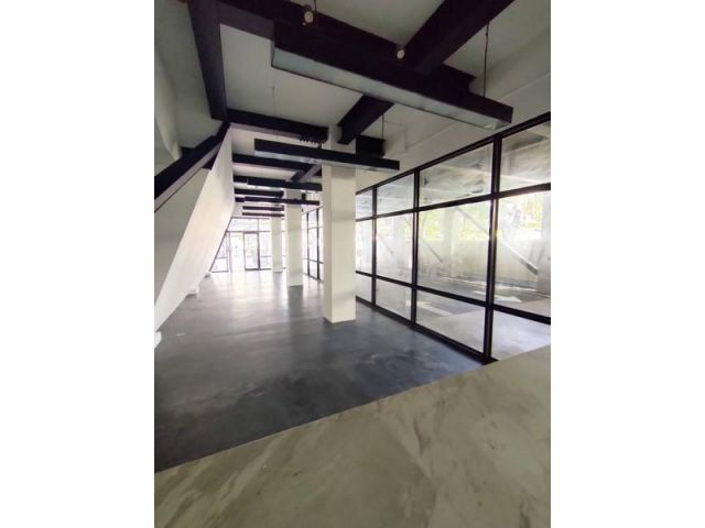 ให้เช่าพื้นที่ 100 ตรม. ชั้น1 ติดถนน เพชรบุรี อโศก
