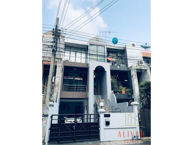 ให้เช่า ทาวน์โฮม 3 ชั้น หมู่บ้านวอร์เรนแมนชั่น2