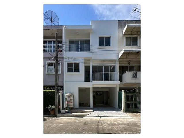 ให้เช่าทาวน์โฮม 2 ชั้นครึ่ง นวมินทร์ 135