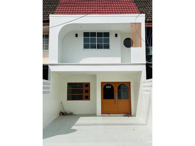 ขายบ้านทาวน์เฮ้าส์ 2 ชั้น รีโนเวทใหม่ทั้งหลัง บ้านโซนเมืองภูเก็ต โซนวิชิต สนใจโทร 083 639 4782