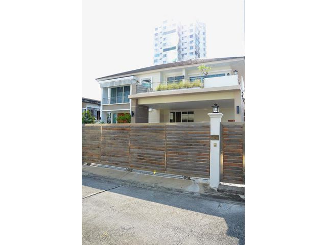 ขาย บ้านเดี่ยวสร้างเอง 99 ตรว. สไตล์โมเดิร์น ซอยอินทมาระ35