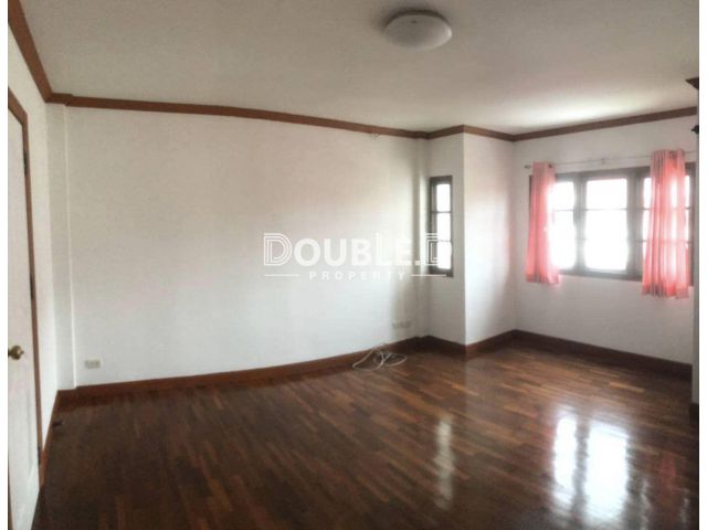 บ้านทาวน์โฮม 3 ชั้น ซอยนาคนิวาส 37  ขาย 5 ล้าน