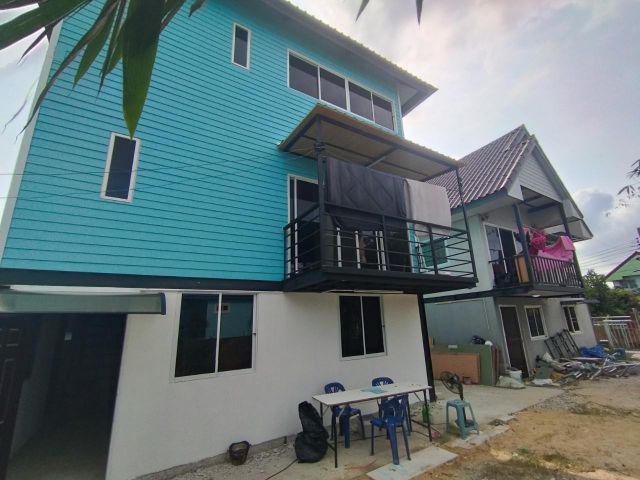 (รหัสทรัพย์ A15) ขายที่ดิน 197 ตารางวา พร้อมบ้าน 3 ชั้น 2 หลัง ในหมู่บ้านบึงบัว ซอยคุ้มเกล้า 20/1  บรรยากาศเงียบสงบ เดิน