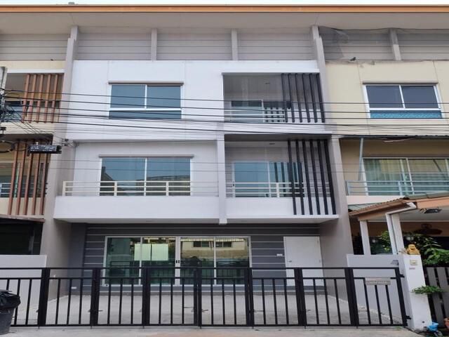 ให้เช่าทาวน์โฮม 3 ชั้น รีโนเวทใหม่