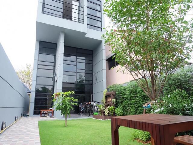 ให้เช่าบ้านเดี่ยว 3 ชั้นสร้างเอง สไตล์โมเดิร์น