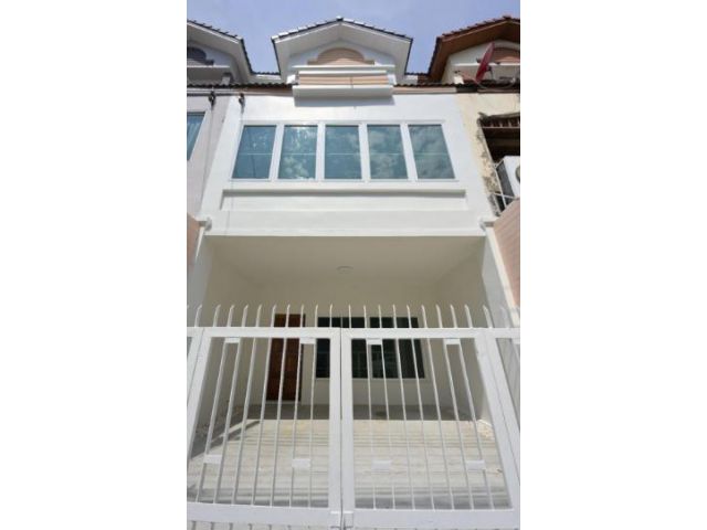 ขายทาวน์โฮม3ชั้น รามอินทรา40 ซอยนวลจันทร์
