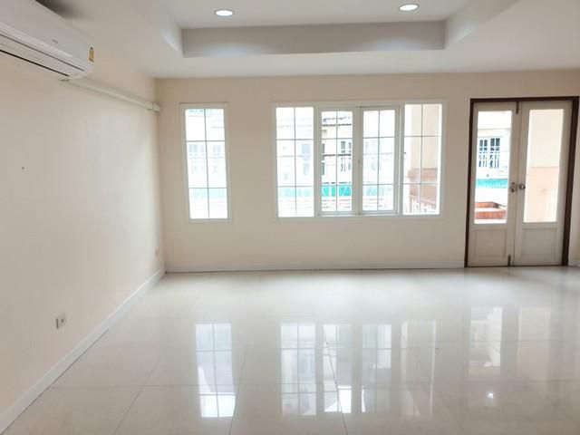ให้เช่าทาวน์โฮม หมู่บ้านบุษราคัม เพลส ลาดพร้าว18
