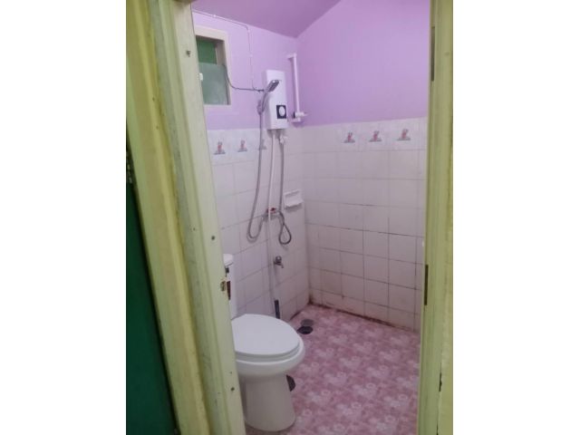 ขายบ้านเอื้ออาทร 2 ชั้นเนื้อที่ 21 ตารางวา ต่อเติมเต็มพื้นที่แถมแอร์ 1 ตัวอยู่ในซอย 12 หมู่บ้านเอื้ออาทรหลังเขาแก่นจันทร