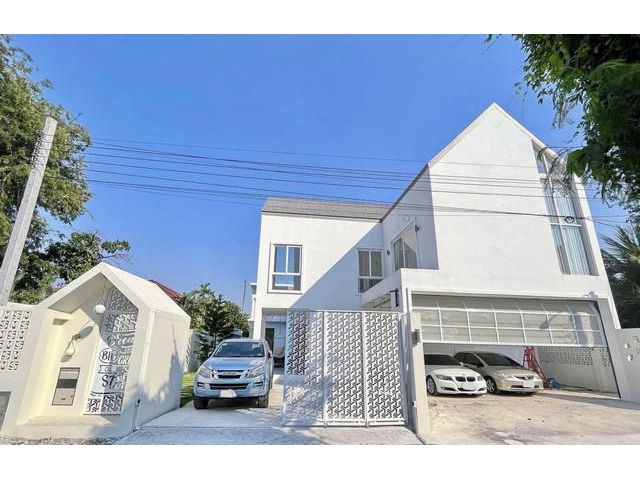 ขายบ้านเดี่ยว 3ชั้น มีสระว่ายน้ำส่วนตัว ย่านถนนราชพฤกษ์