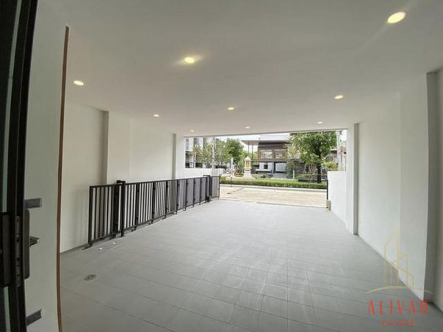 ให้เช่า ทาวน์โฮม 4.5 ชั้น SHO Phatthanakan 32