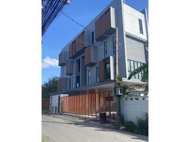 Townhome for rent ให้เช่าโฮมออฟฟิศ3.5ชั้น ย่านรัชดา ราคา 75,000 บาท ลาดพร้าว ลาดพร้าววังหิน โชคชัย4 ใกล้MRTลาดพร้าว ใกล้